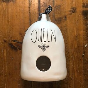 NWT Rae Dunn Queen Bee Birdhouse